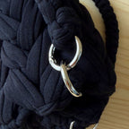 LAILI STUDIO anneaux argentés sur sac en crochet