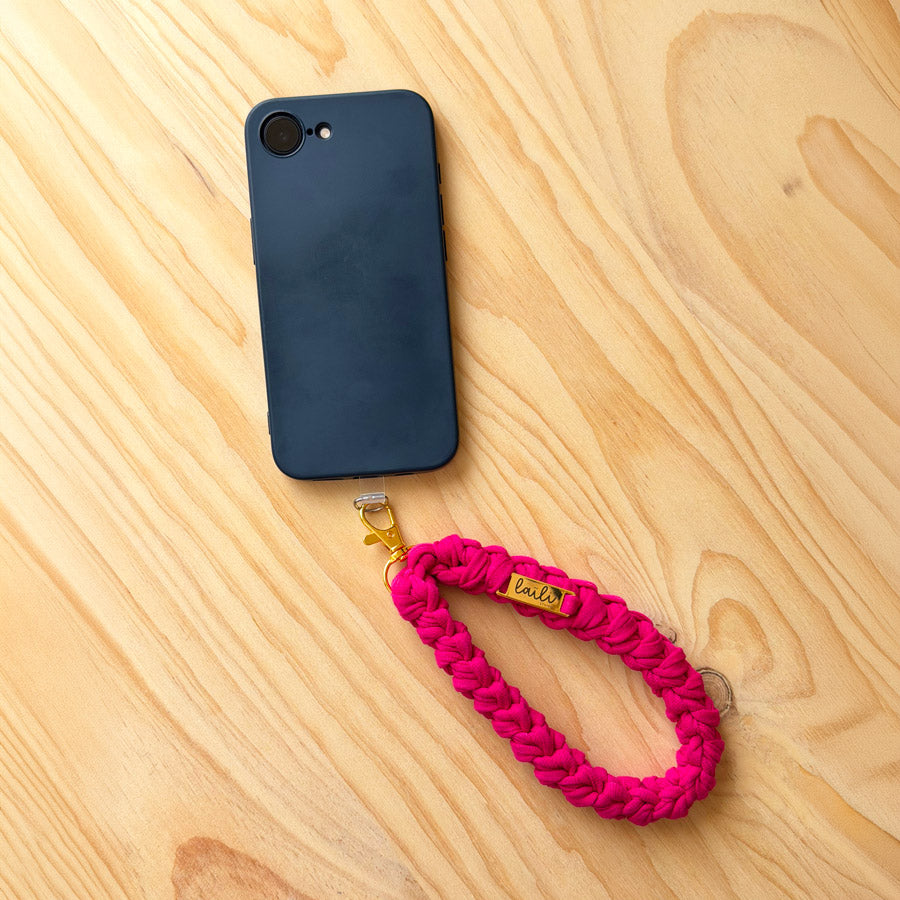 LAILI STUDIO bracelet fait au crochet avec le téléphone