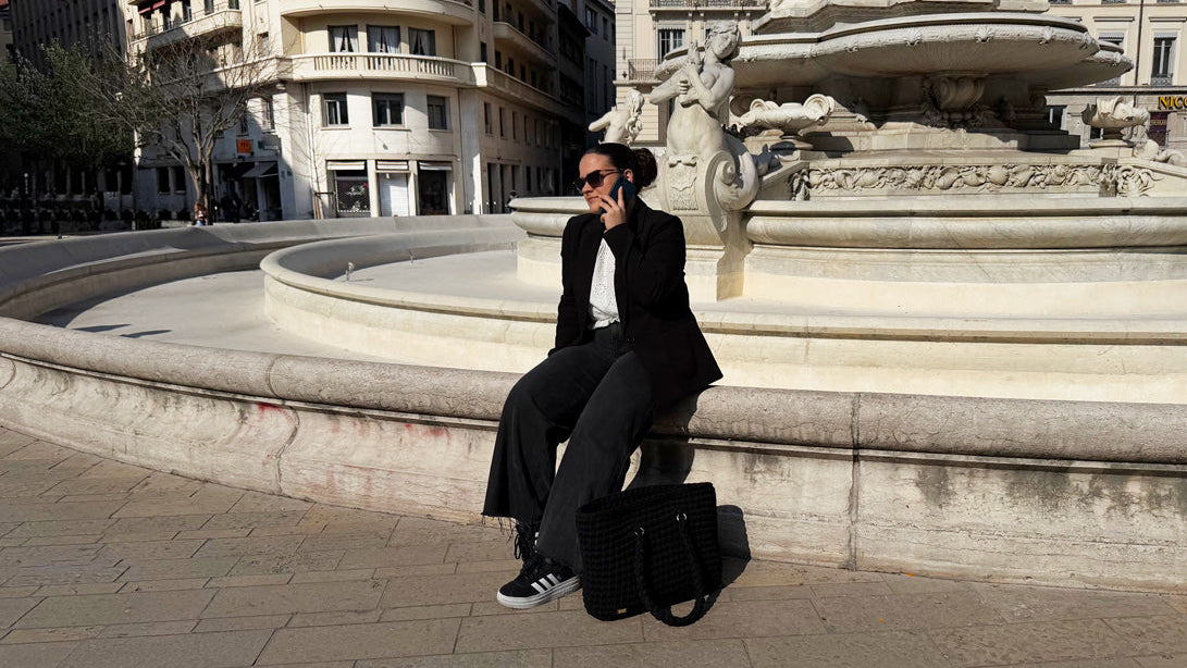 LAILI STUDIO femme au telephone en ville avec sac en crochet