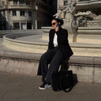 LAILI STUDIO femme au téléphone en ville avec un grand sac au crochet