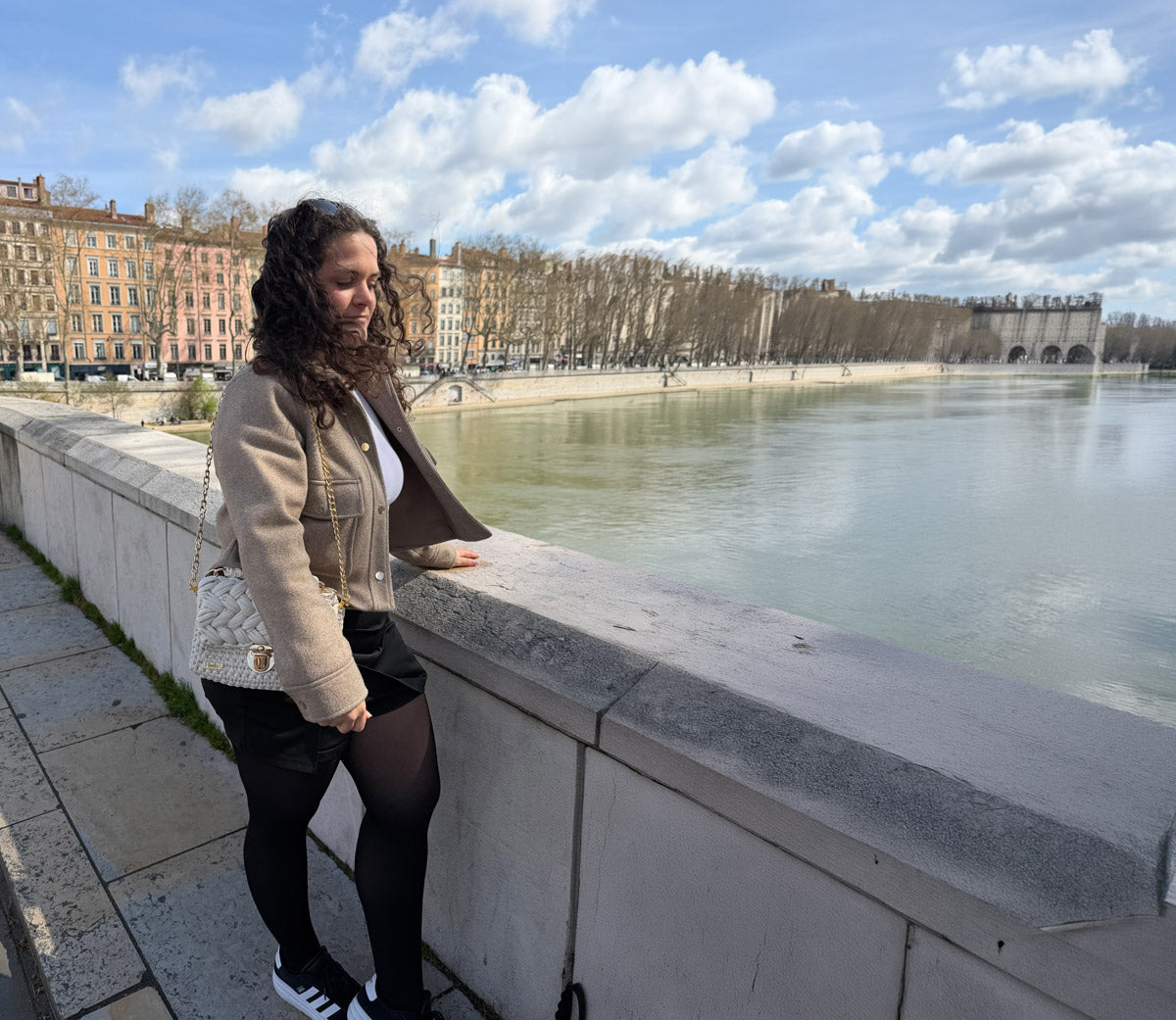 LAILI STUDIO femme en ville qui porte un sac à main en crochet