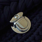 LAILI STUDIO fermoir tuck argenté sur sac en crochet