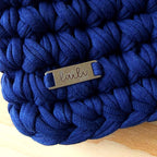 LAILI STUDIO logo argenté sur sac en crochet