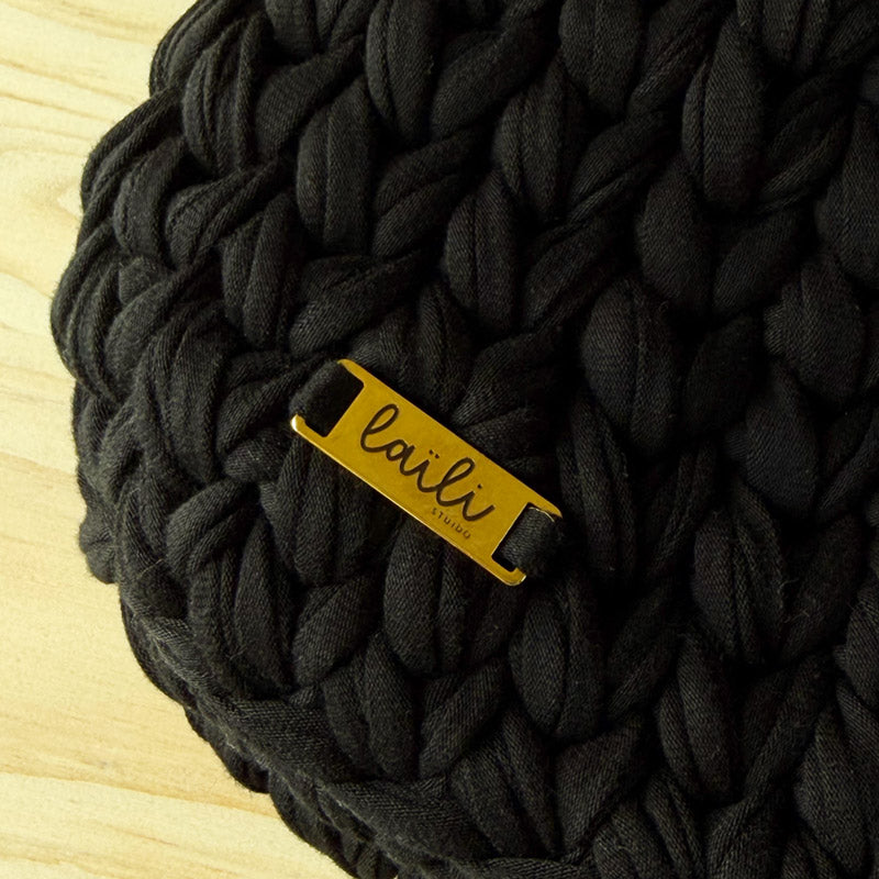 LAILI STUDIO logo doré sur sac en crochet