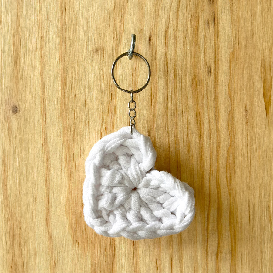 LAILI STUDIO porte clés en forme de coeur fait au crochet