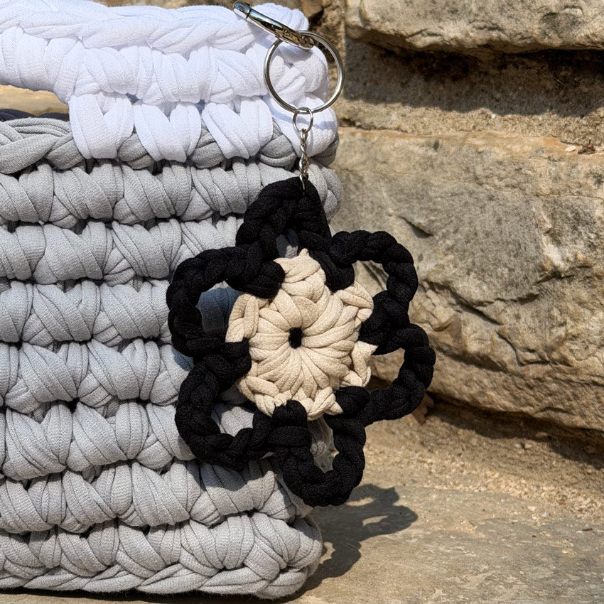 LAILI STUDIO porte clés en forme de fleur sur un sac en crochet