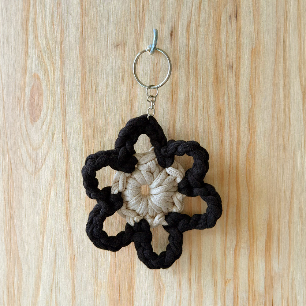 LAILI STUDIO porte clés fait en crochet en forme de fleur